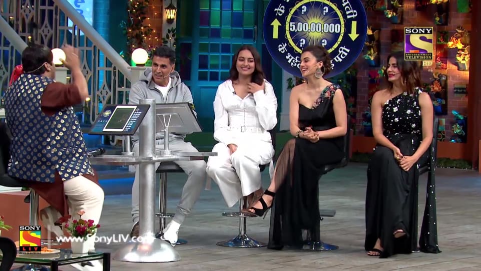 Celebrity Hairstyle Of Kirti Kulhari From The Kapil Sharma Shows Episode 64 Set India 2019 Charmboard It shows how rakesh dhawan (akshay kumar) and. saree