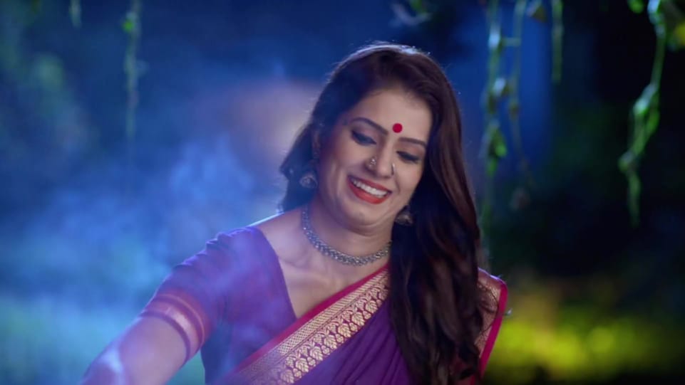 Sarita Mehendale Joshi In Purple Saree Outfit Celebrity Clothing Charmboard Saree , cotton saree, silk saree,half saree,saree hot, saree navel,saree side view,bride in saree, actress in saree,pattu saree,south india saree, south indian bride in saree. charmboard