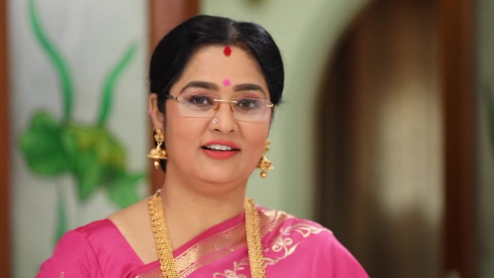 Meena Kumari Celebrity Style In Poove Poochoodava Episode 736 2019 From Episode 736 Charmboard Details about actress meena biography like sign height family pics, biodata, height, weight, affairs.