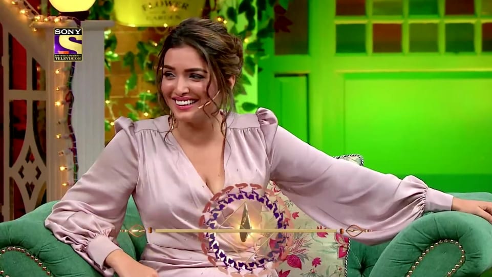 Amrapali Dubey Celebrity Style In The Kapil Sharma Show Set India 2019 From The Kapil Sharma Show Charmboard She debuted in bhojpuri film industry from the movie nirahua hindustani in 2014. dress