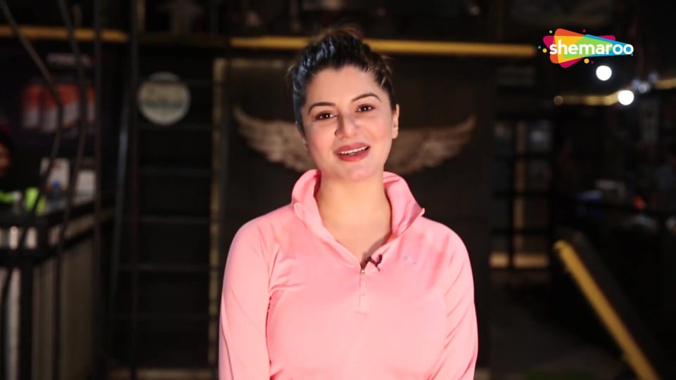 Kainaat Arora Celebrity Fashion Footwear In Outfit Name Charmboard She had done several movies such as jagga jiunda e (2018), kitty party (2019) and tipsy. charmboard