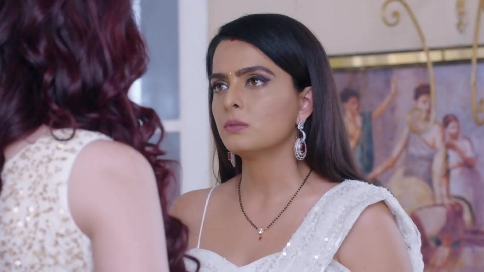 Ruhi Chaturvedi In White Blouse Outfit Celebrity Clothing Charmboard To cop up with the south indian traditional look you need to bring we can list you some best collections of designer south indian blouse designs that can be stitched for your south indian sarees. charmboard
