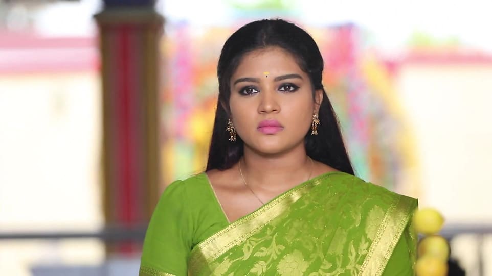 Get Shabanaa Sleek Straight Hair Hairstyle In Sembaruthi Episode