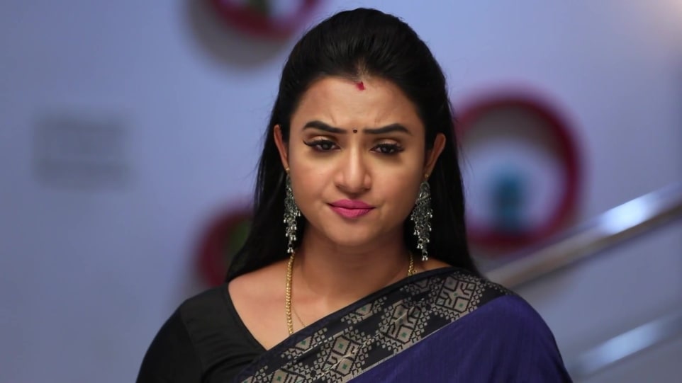 Janani Ashok Kumar Jewellery Accessories From Sembaruthi Episode 577 2019 Celebrity Jewellery Charmboard Gorgeous @janani_ashokkumar in our most trendy floral blouse with puff sleeves #jananiashokkumar #nini #puffsleeves #floralblouse we have beautiful solutions to all your blouse emergencies at @ethnikhouseus pic.twitter.com/nkf1dwwvmc. charmboard