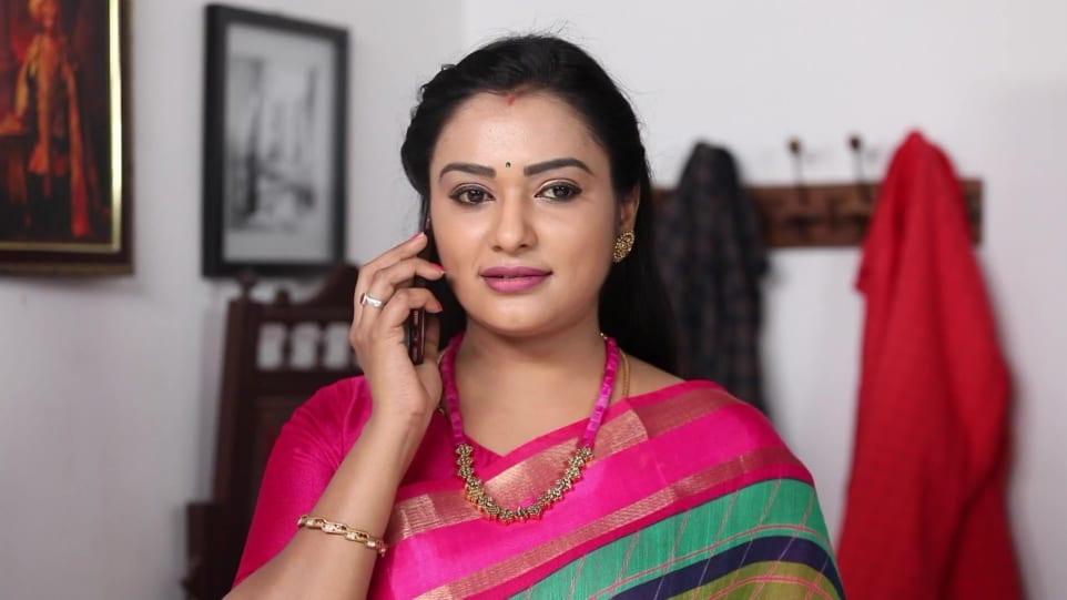 Swathi Celebrity Fashion Footwear In Outfit Name Charmboard Oru oorla oru rajakumari ( çeviren. charmboard