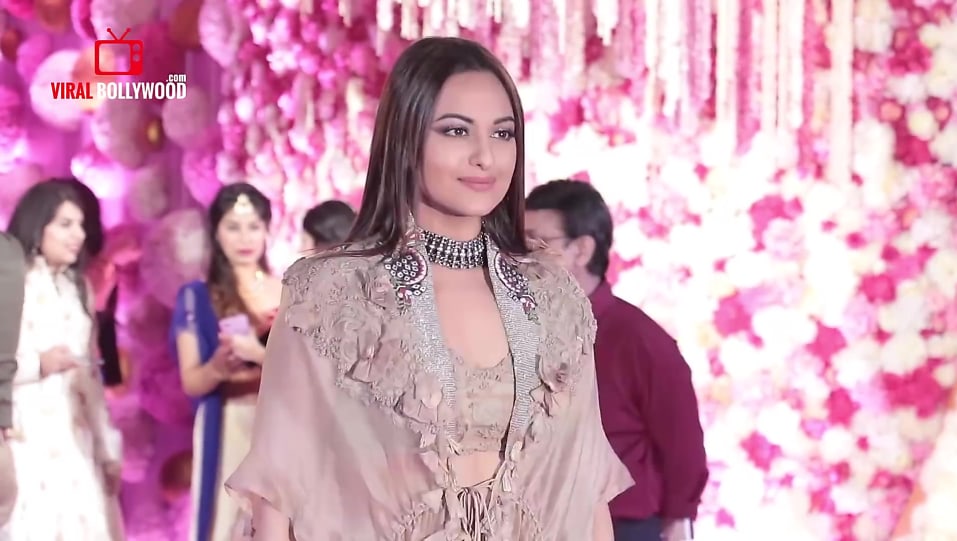 Get Sonakshi Sinha Sleek Straight Hair Hairstyle In Viral