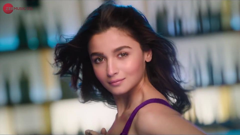 [Image: alia-bhatt-in-hook-up-song-student-of-th...2-2019.jpg]