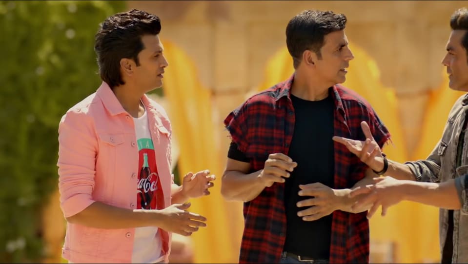 Akshay Kumar Celebrity Style In Official Trailer Housefull 4 2019 From Official Trailer Charmboard Akshay was wearing white tees with blue trousers in fashionable glasses. casualshirts