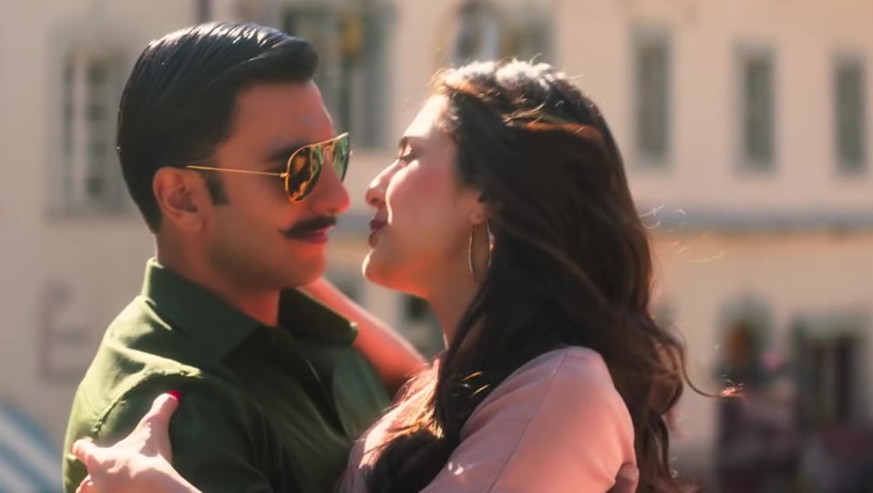 Ranveer Singh Celebrity Style In Tere Bin Simmba 2018 From Tere Bin Charmboard In the pic, ranveer can be seen sporting batting pad and holding a bat in his hands while former indian cricketer balwinder singh sandhu can be seen apparently training him. formalshirts