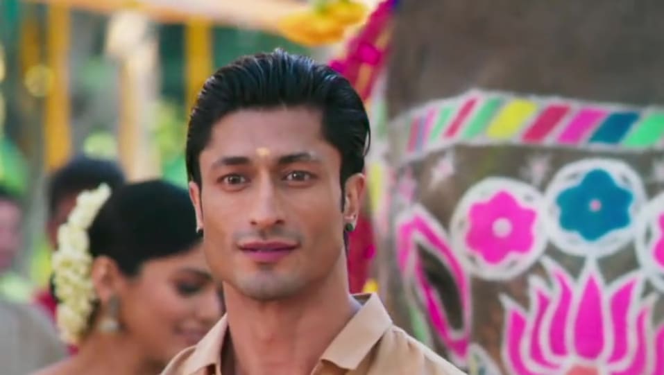 Celebrity Hairstyle Of Vidyut Jammwal From Fakeera Ghar Aaja Junglee 2019 Charmboard Vidyut jamwal starrer is one of the best adventure film | bollywood mascot bollywoodmascot.com. casualshirts