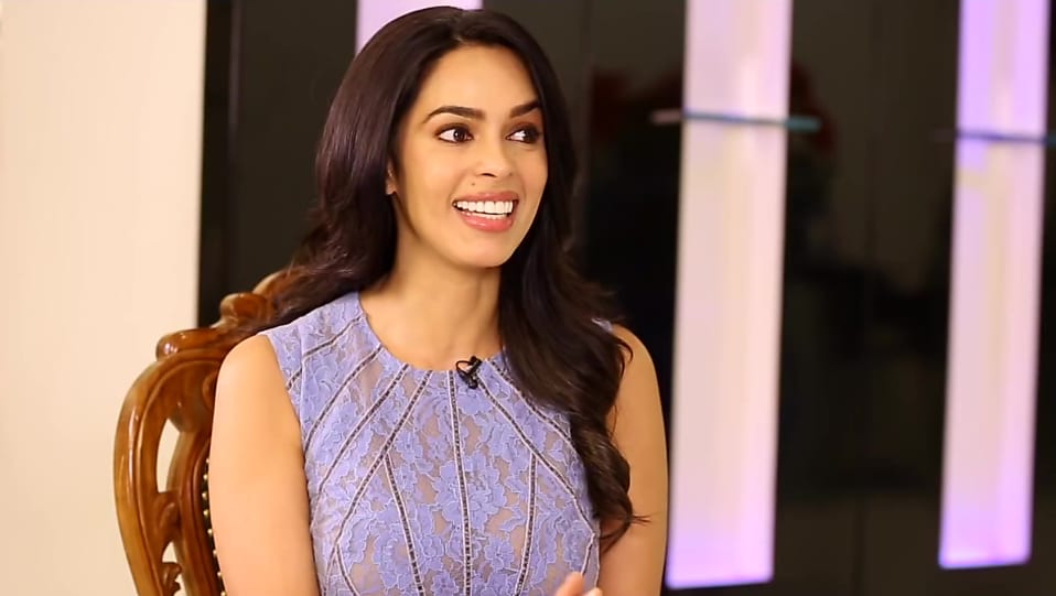 Get Mallika Sherawat Wavy Side Part Hair Hairstyle In Bollywood