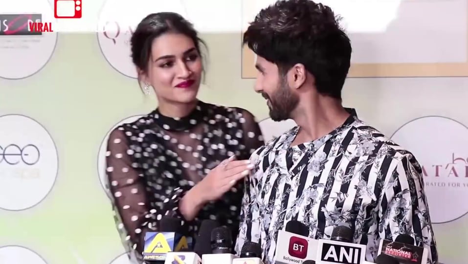 Kriti Sanon Jewellery Accessories From Shahid Kapoor On Making Of Kabir Singh Arjun Reddy Sandeep Vanga Viral Bollywood 2019 Celebrity Jewellery Charmboard Kabir singh is the story of a man who becomes addicted to alcohol and drugs after his girlfriend's family refuses to accept their relationship, and marries her off to someone else. charmboard