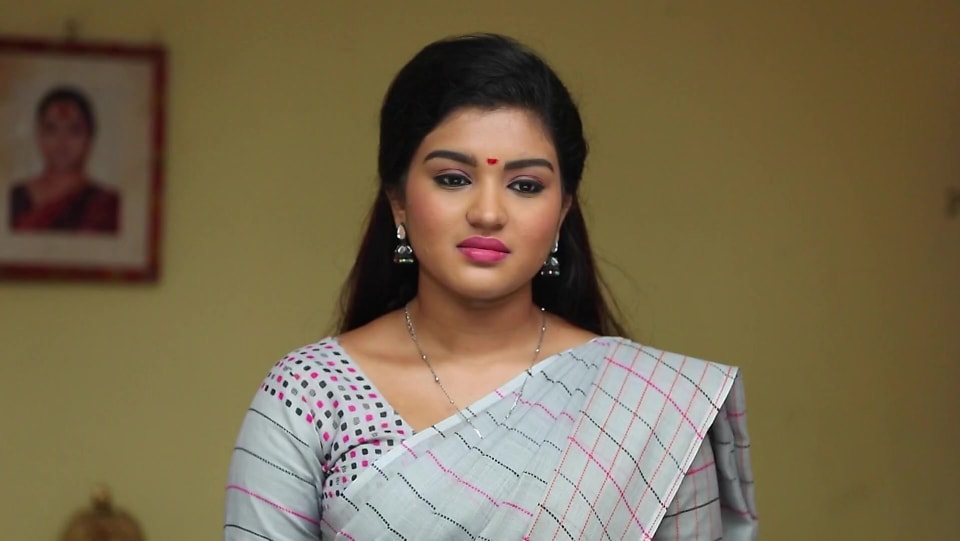 Get Shabana Sleek Straight Hair Hairstyle In Sembaruthi Episode
