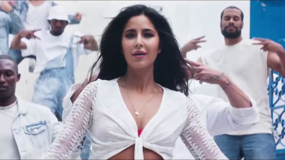 Katrina Kaif In White Tops Outfit Celebrity Clothing Charmboard #swag_se_swagat | 325.2k persone lo hanno visto.