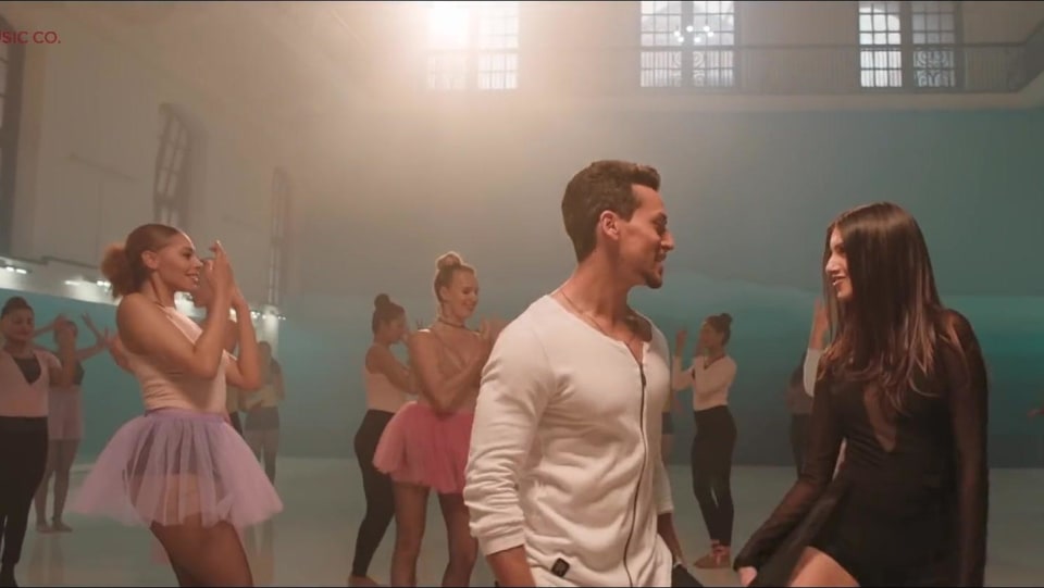 Tiger Shroff Celebrity Style In Jatt Ludhiyane Da Student Of The Year 2 2019 From Jatt Ludhiyane Da Charmboard The prepositioning number sees hot tara sutaria in mini dresses trying to woo tiger. tees