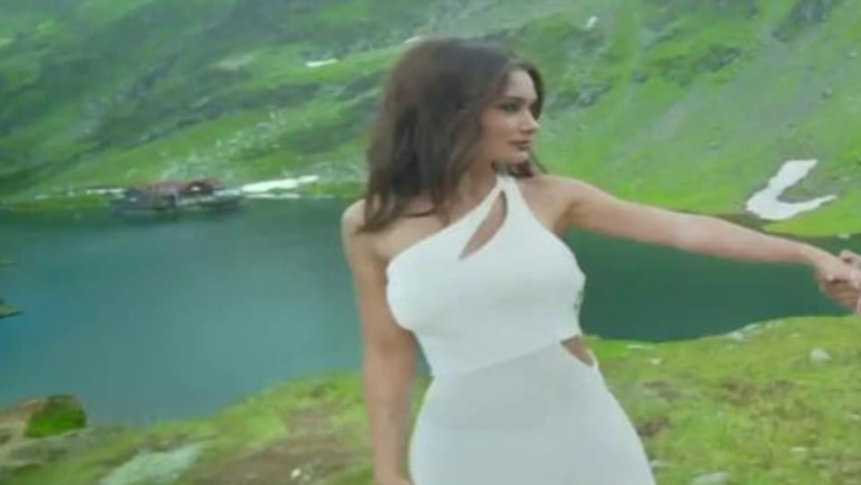 Actors Name Age Wiki Height Birth Place Career Details Mahi Aaja Singh Is Bliing 2015 Charmboard Singh is bling hindi movie features akshay kumar (khiladi), amy jackson, lara dutta and kay kay menon in the lead roles. charmboard