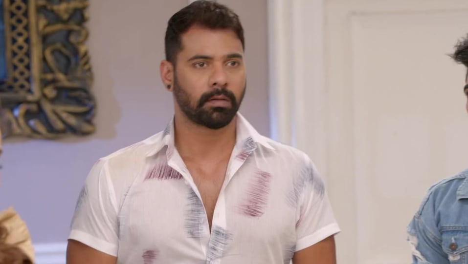 Shabbir Ahluwalia In White Casualshirts Outfit Celebrity Clothing Charmboard Ranbeer falls in love with their daughter prachi, while their other daughter rhea vies for his attention. stud