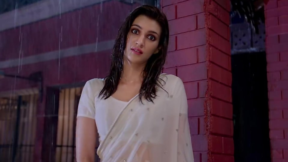 kriti - kitni pasand... slides her hand in TW boxers.. her eyes open wide.....