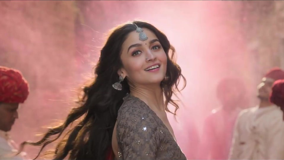 Alia Bhatt In Multi Jacket Outfit Celebrity Clothing Charmboard According to reports, the makers of 'kalank' had approached deepika to play roop (alia bhatt's character in the film) opposite varun dhawan in abhishek varman's directorial, but she turned down. lehengacholi