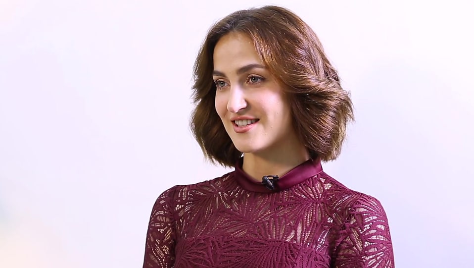 Get Elli Avrram Voluminous Short Hair Hairstyle In Bollywood
