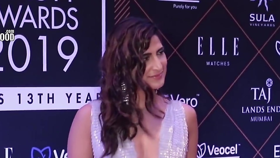 Get Aahana Kumra Medium Wavy Hair Hairstyle In Viral Bollywood