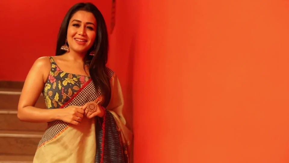 Neha Kakkar Celebrity Style In Tera Ghata Single 2019 From Tera Ghata Charmboard This is easy way of stone work done in few mins for sarees.for materials contact me 9047921147 material requierd 1.silk saree 2.wax stones 3.transperent. saree