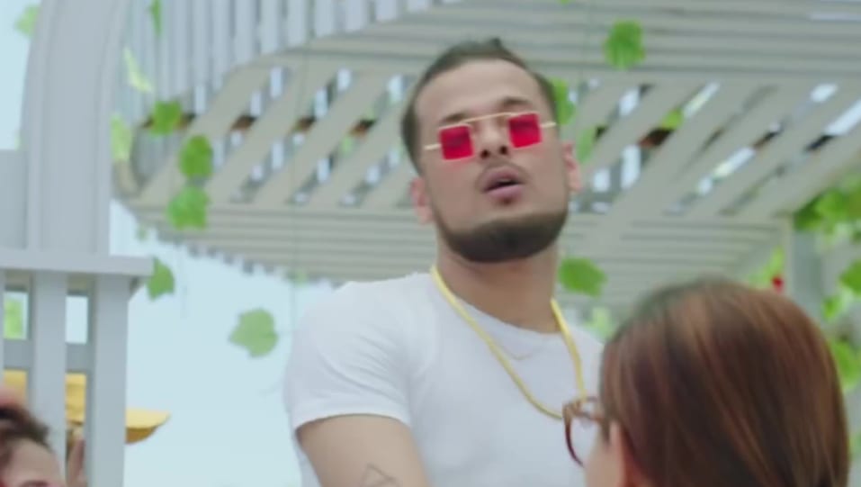 Ikka Singh Celebrity Style In Jassi Single 2020 From Jassi Charmboard Ranveer singh hairstyle 2018 is the top trending for those who always wish to make a new creation in their hairstyle. tees