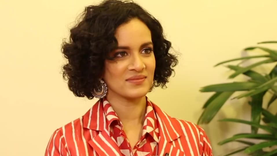 Anoushka Shankar Celebrity Style In Interview Bollywood Hungama 2020 From Interview Charmboard Sitar virtuoso anoushka shankar's latest ep love letters opens with 'bright eyes', the twang of her sitar hitting a clear and sharp note. charmboard