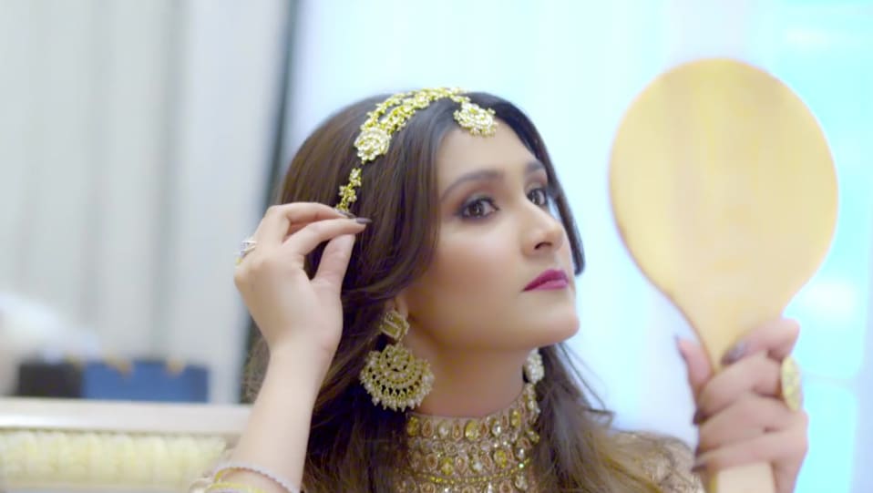 Aastha Gill - Celebrity Style in Video