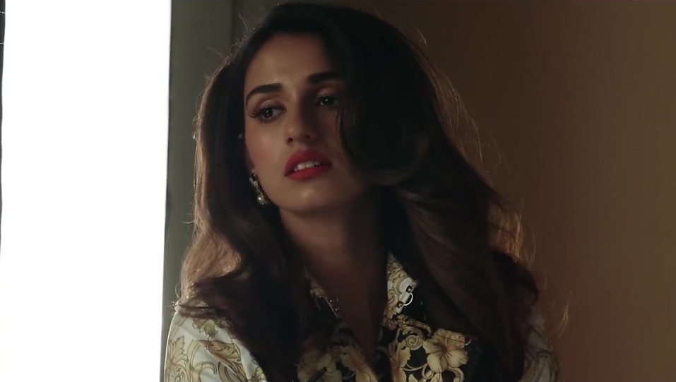 Get Disha Patani Voluminous Wavy Side Part Hairstyle In L Officiel