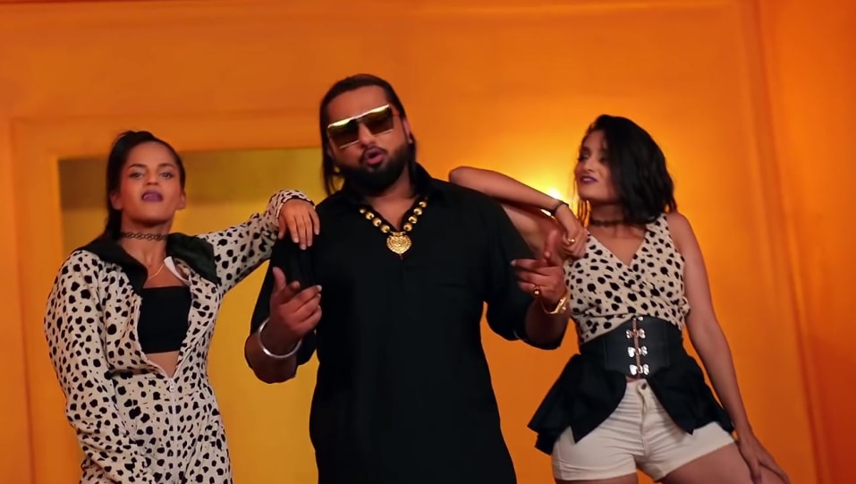 Honey Singh Celebrity Style In Gur Nalo Ishq Mitha Single 2019 From Gur Nalo Ishq Mitha Charmboard Bhangra , punjabi , beat , bass kurtadhotiset