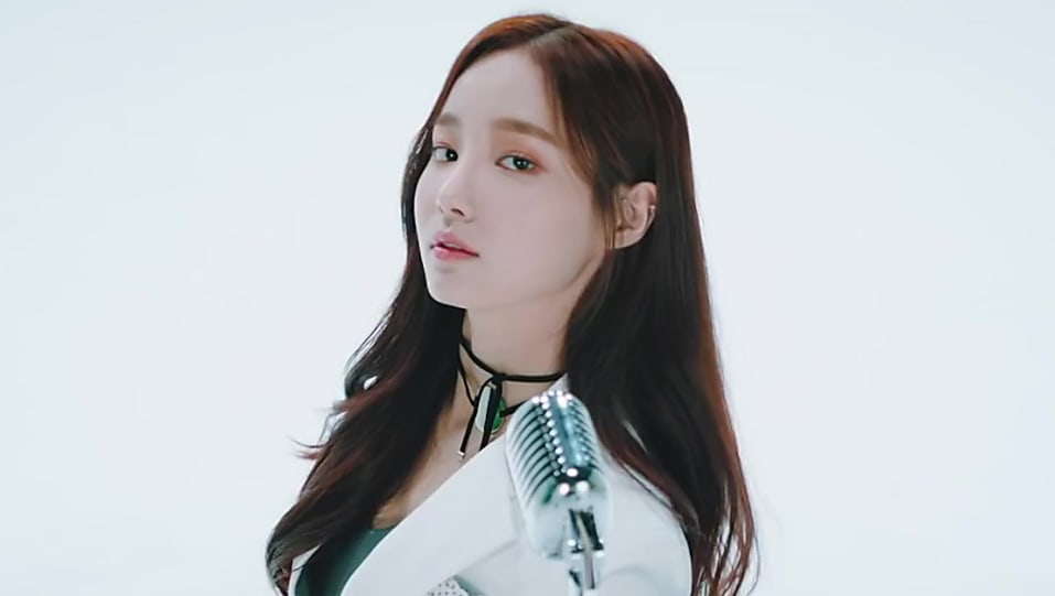 Get Yeonwoo Sleek Straight Hair Hairstyle In Single Bboom Bboom