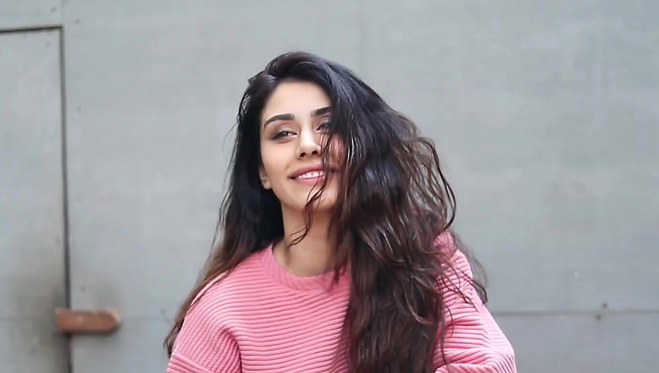 Get Warina Messy Wavy Hair Hairstyle In Toabh Talent Management