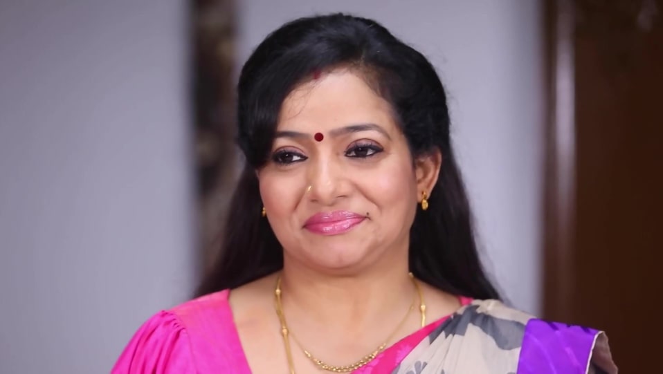 Minnal Deepa Celebrity Fashion Footwear In Outfit Name Charmboard Minnal deepa, who is currently essaying the character poongodhai (antagonist) in zee tamil's the actress enjoys a good fan following on instagram. charmboard