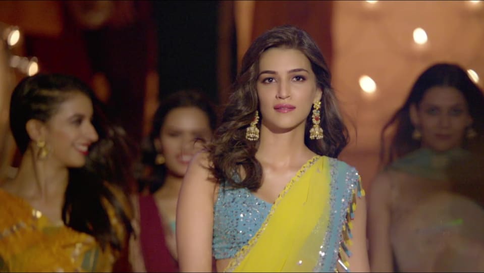 Celebrity Hairstyle Of Kriti Sanon From Main Deewana Tera Arjun Patiala 2019 Charmboard Presenting a romantic hit song 'deewana main tera deewana ' from the movie 'english babu desi mem' starring shahrukh khan and sonali bendre. jhumki