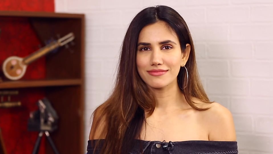 Get Sonnalli Seygall Layered Long Hair Hairstyle In Bollywood