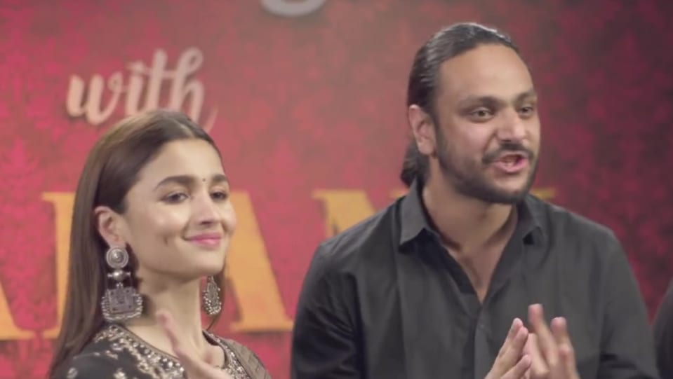 Alia Bhatt Celebrity Style In Alia Bhatt And Varun Dhawan Are Mind Blown Karan Singh Magic Karan Singh Magic 2019 From Alia Bhatt And Varun Dhawan Are Mind Blown Kar Charmboard He just mentioned botez gambit! sharara