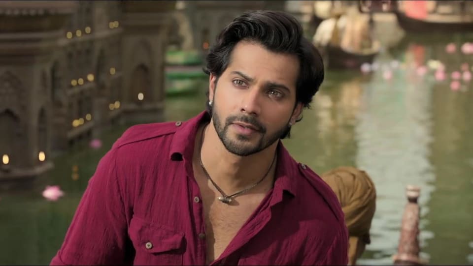 Celebrity Hairstyle Of Varun Dhawan From Kalank Title Track Kalank 2019 Charmboard Actor varun dhawan on wednesday took to instagram to post an image of him with alia bhatt standing in front of a mammoth film mural. kurtaset