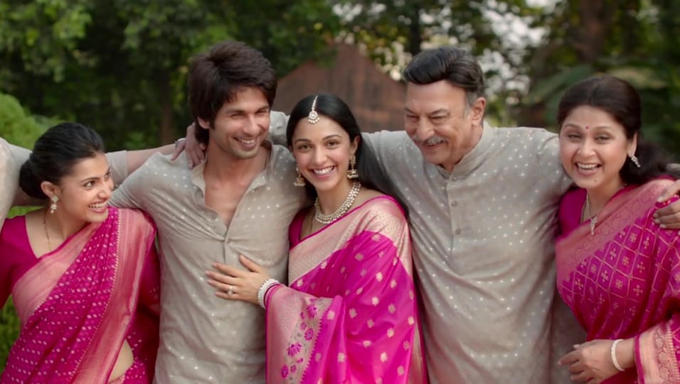 Kiara Advani Celebrity Style In Mere Sohneya Kabir Singh 2019 From Mere Sohneya Charmboard Shahid kapoor her ne kadar bilinen,sevilen bir oyuncu da olsa bu filmde olmamış. saree