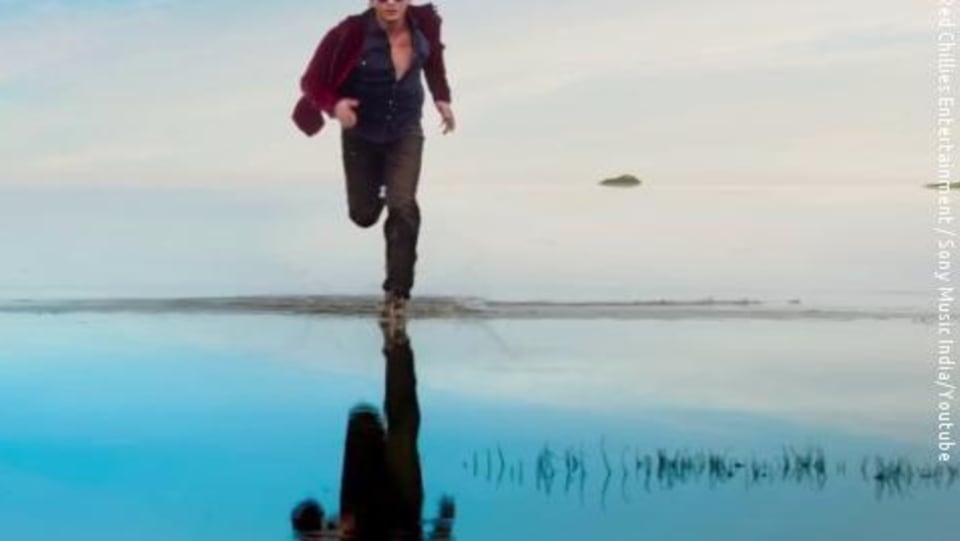 Shah Rukh Khan Celebrity Style In Gerua Dilwale 2015 From Gerua Charmboard Super model from india, nancy sharma visits all the locations where gerua was shot with shahrukh gerua (colour of love) vocal: casualshirts