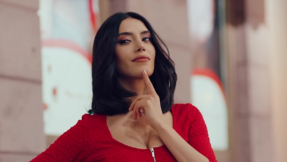 Get Satti Dhillon Blowout Center Part Bob Hairstyle In Single