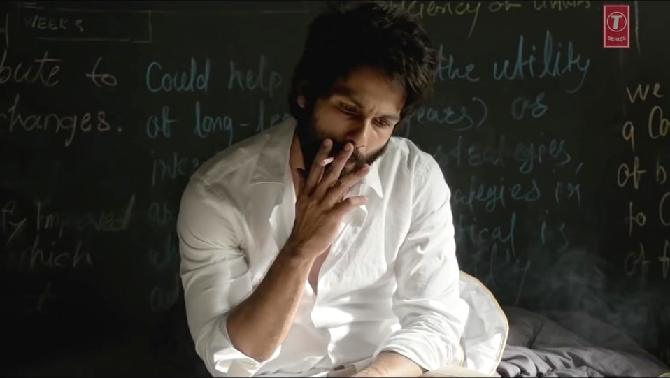 Shahid Kapoor Celebrity Style In Official Trailer Kabir Singh 2019 From Official Trailer Charmboard Shahid on the other hand, wore a white kurta pyjama with an orange turban. casualshirts