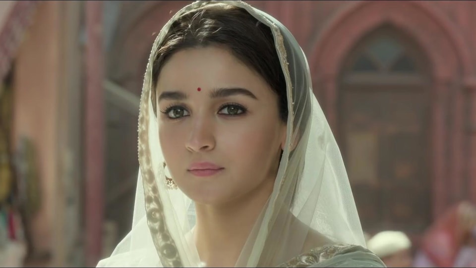 Celebrity Makeup Of Alia Bhatt From Kalank Title Track Kalank 2019 Charmboard Check out what alia bhatt wore for different kalank promotions events at various places like a sharara suit, anarkali dress, ethnic skirt and top, palazzo suit etc. sharara