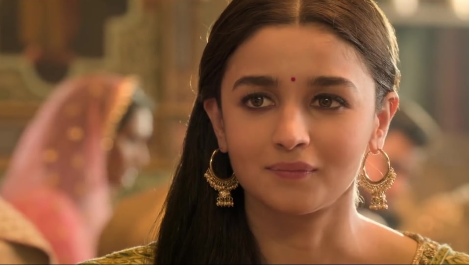 Celebrity Makeup Of Alia Bhatt From Kalank Title Track Kalank 2019 Charmboard Alia was seen in a simple white long kurta and a navy blue and red patiala salwar. kurta