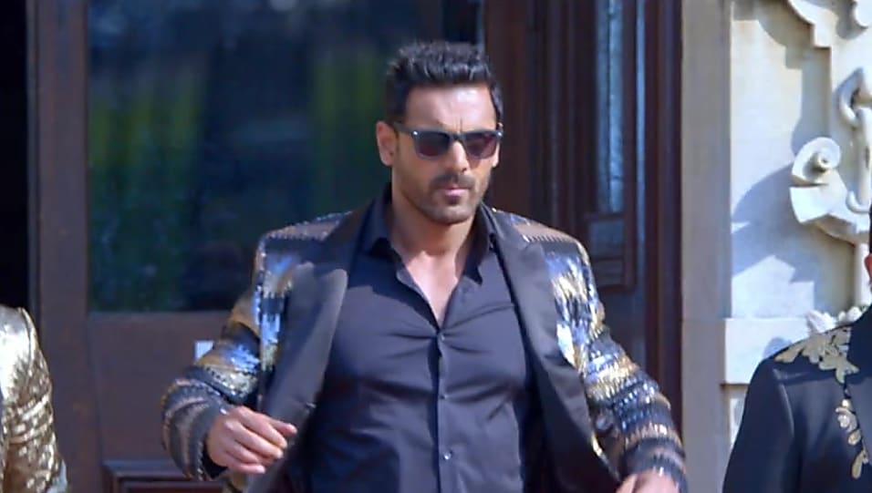 Get John Abraham Hair Hairstyle In Pagalpanti Thumka Charmboard