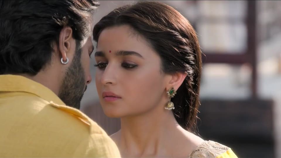 Celebrity Hairstyle of Alia Bhatt from Official Trailer, Kalank, 2019 |  Charmboard