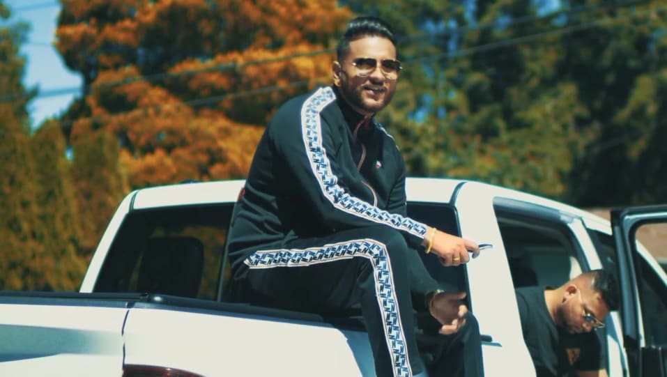 Karan Aujla Celebrity Style In Range Single 2019 From Range Charmboard Karan aujla adlı sanatçının adhiya, chithiyaan ve diğer popüler şarkı ve albümlerinin keyfini çıkarın. tracksuit