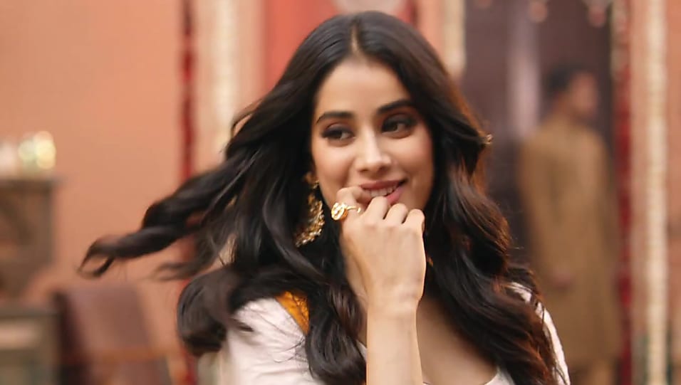 Get Janhvi Kapoor Voluminous Wavy Hair Hairstyle In Reliance