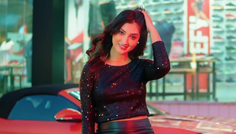 Isha Sharma Celebrity Style In Gold De Kangne Single 2020 From Gold De Kangne Charmboard Punjabi music album yaari tod deni. tops