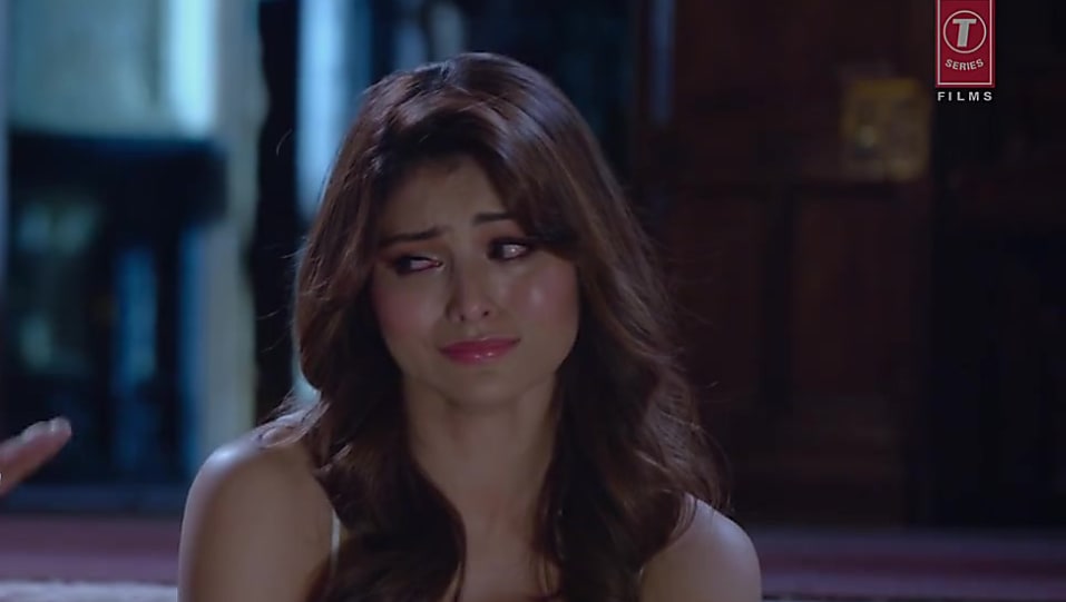 Get Urvashi Rautela Tousled Wavy Hair Hairstyle In Pagalpanti